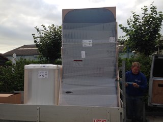 De zonneboiler geplaatst op de aanhanger voor het vervoeren