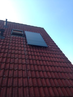 De zonneboiler ligt op het dak.